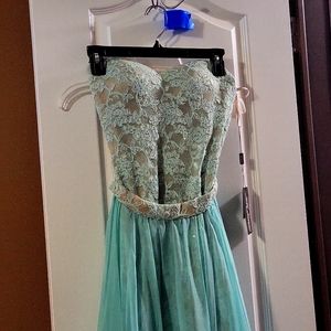 BNWT 2 piece LA Femme formal prom dress size 0. Strapless